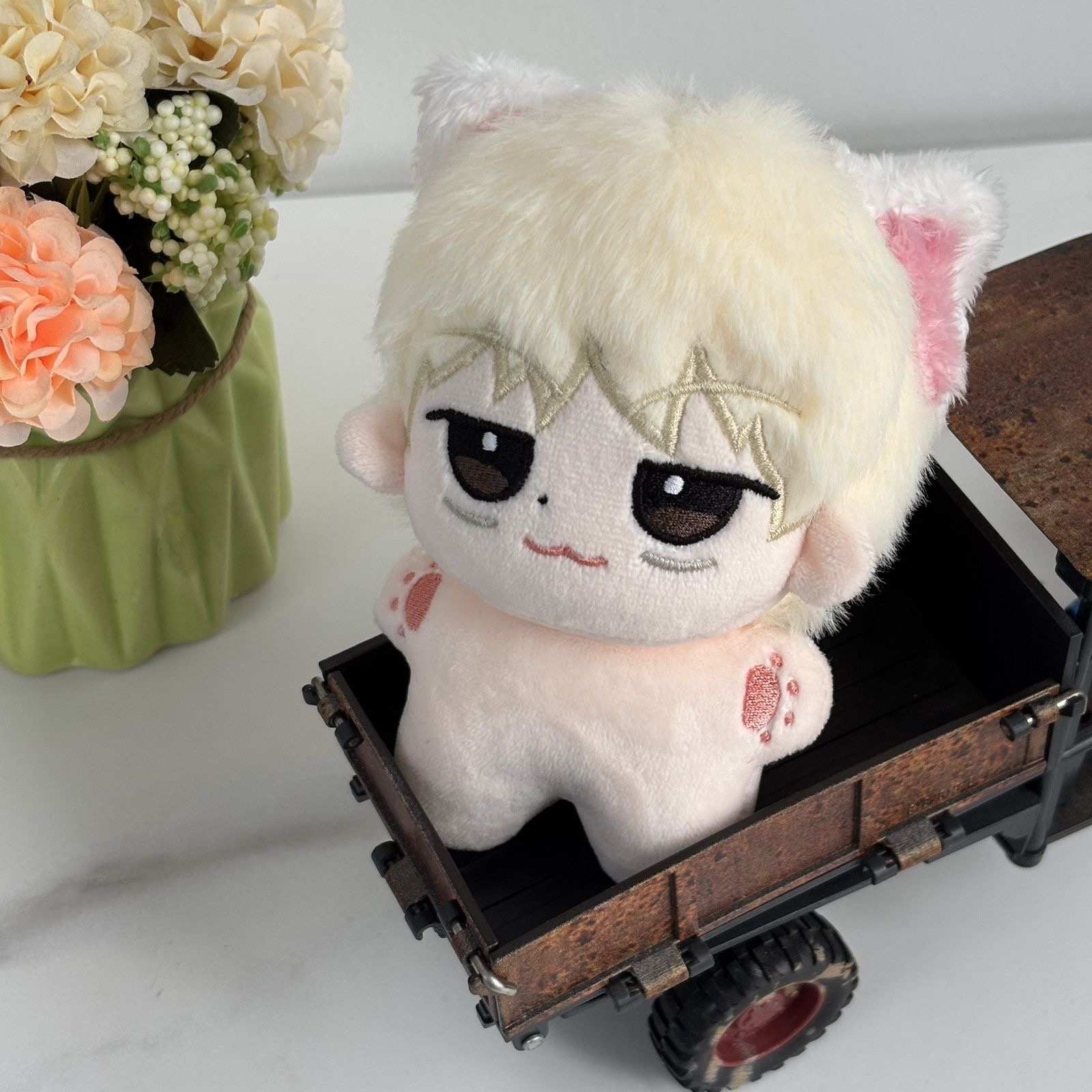 Eerste uitgave: TOMORROWXTOGET - Anime Cosplay Characters recensie en prijs